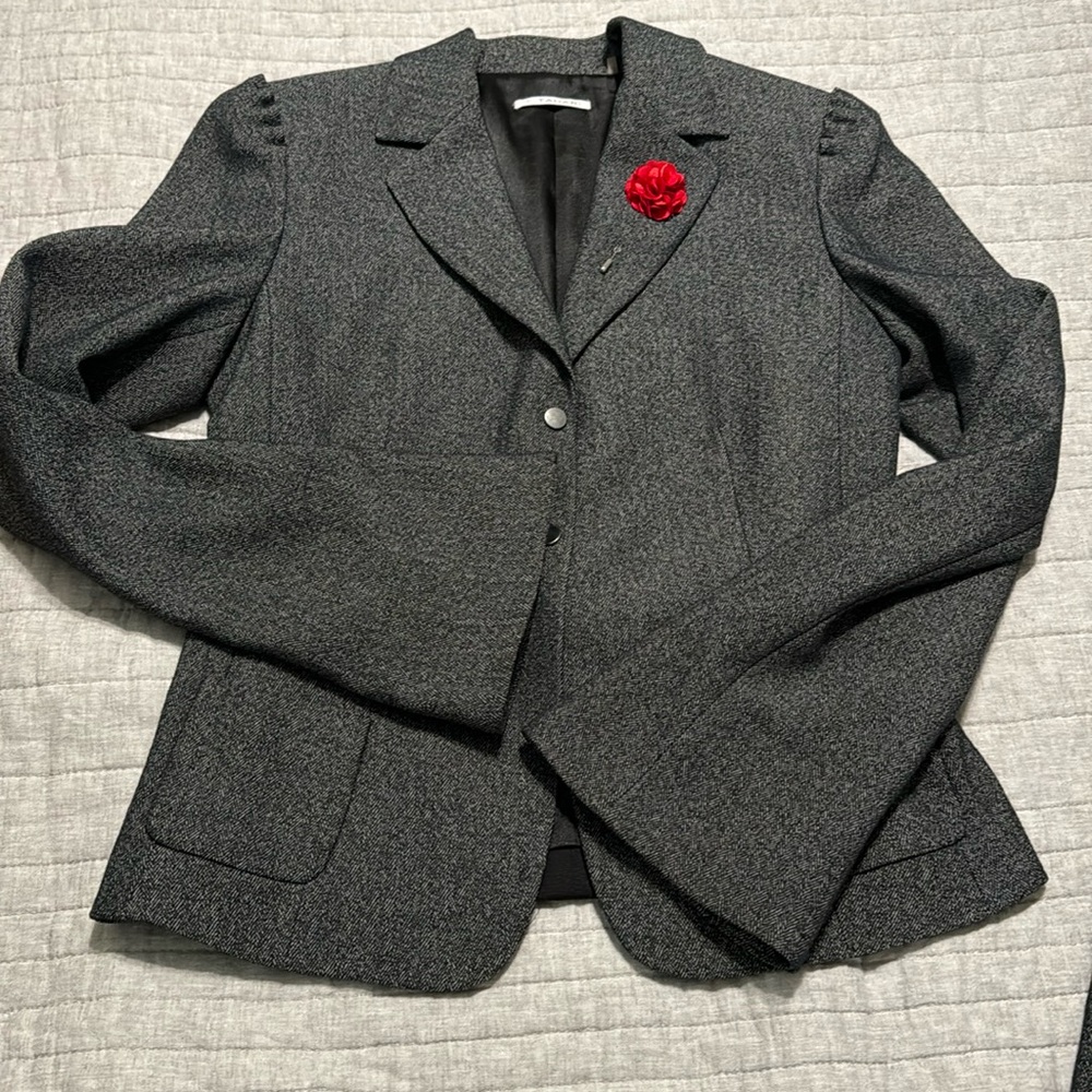 Fashionista pantsuit! Tahari pant suit with extra flare…Size 6, lots of details!